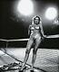Années 1980 Vintage Helmut Newton Nude Femme Sur Court De Tennis Duotone Photo Art 11x14