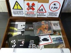 Banksy DIX Ans De Ephemera Prints / Livres / Autocollants / CD / Cartes Postales. Rare