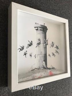 Banksy The Walled Off Hotel Box Print Avec Autocollant Gratuit Invader