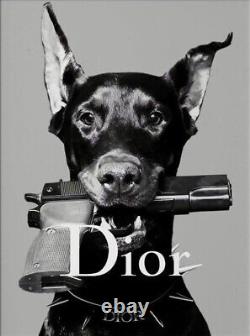 Style de toile encadrée de papier imprimé Dior Dog & Gun en français: Art mural pour la maison ou le bureau